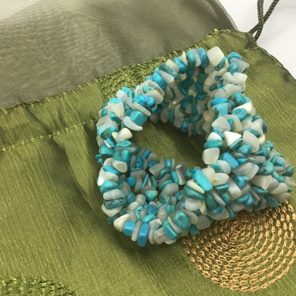 Turquoise chips and gray Mather of pearls tumbled Stones Stretch Bracelet - Picture 5 of 5